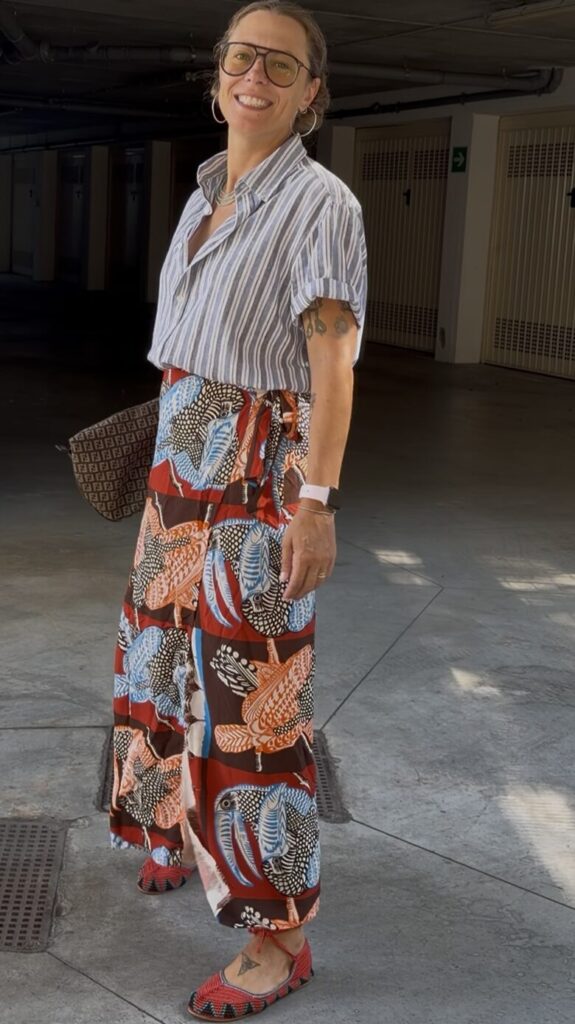 Tendenze moda estate 2026: look con camicia e pareo